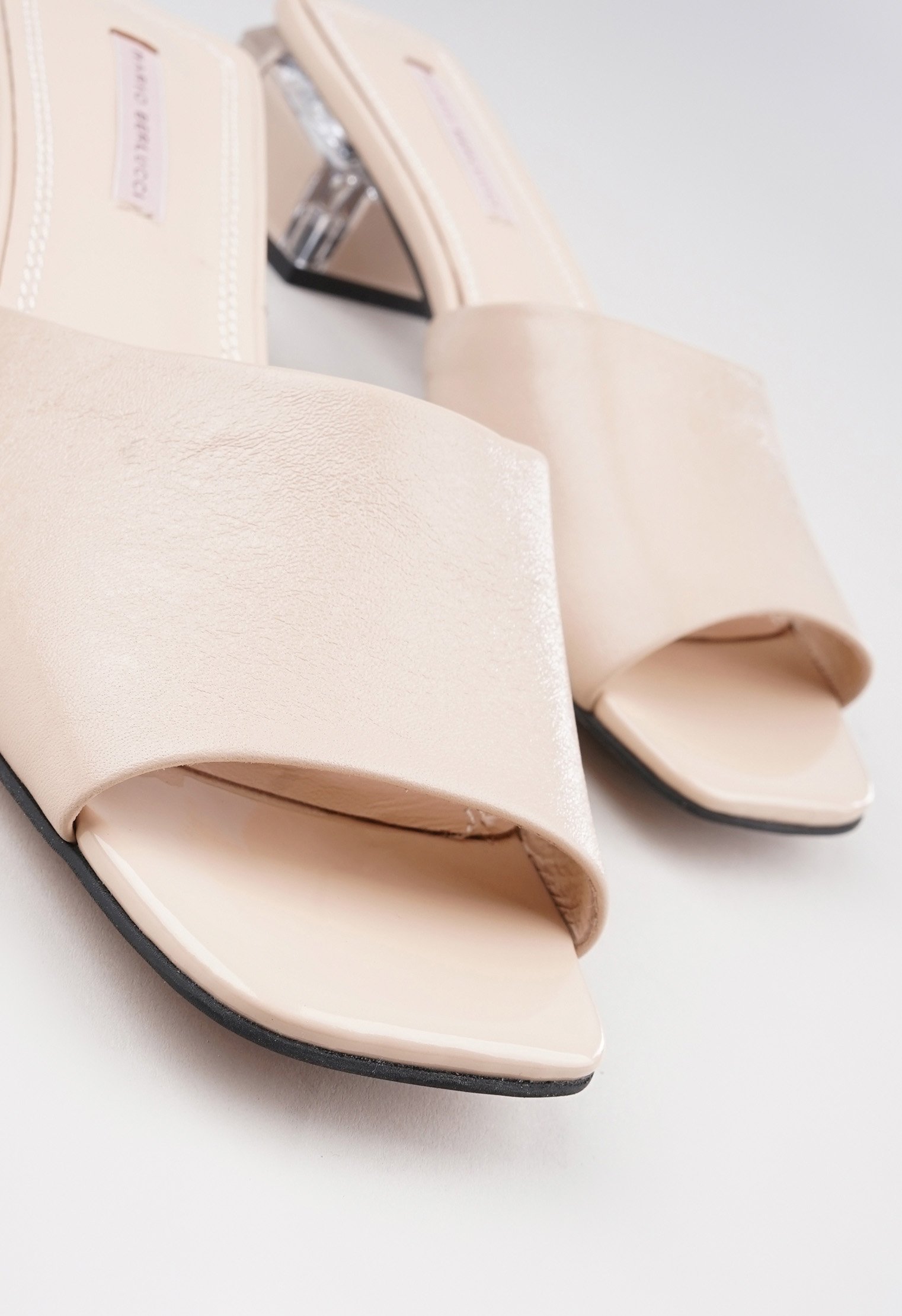 Босоножки на низком каблуке Mario Berlucci Босоножки на низком каблуке Mario Berlucci