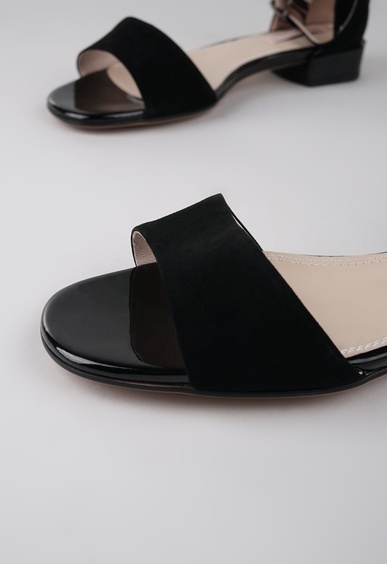 Босоножки на низком каблуке Mario Berlucci Босоножки на низком каблуке Mario Berlucci