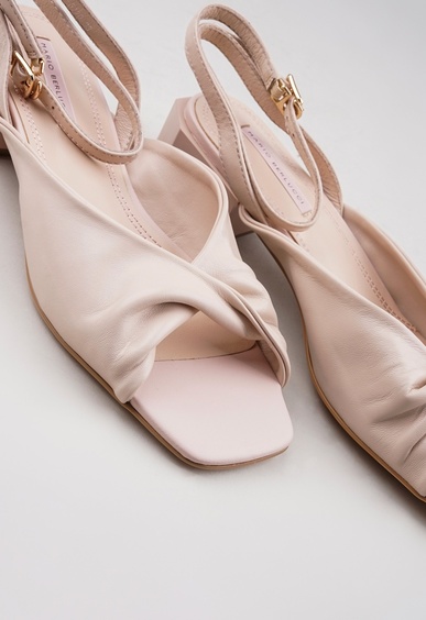 Босоножки на низком каблуке Mario Berlucci Босоножки на низком каблуке Mario Berlucci