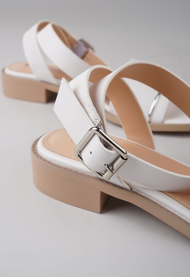 Босоножки на низком каблуке Mario Berlucci Босоножки на низком каблуке Mario Berlucci