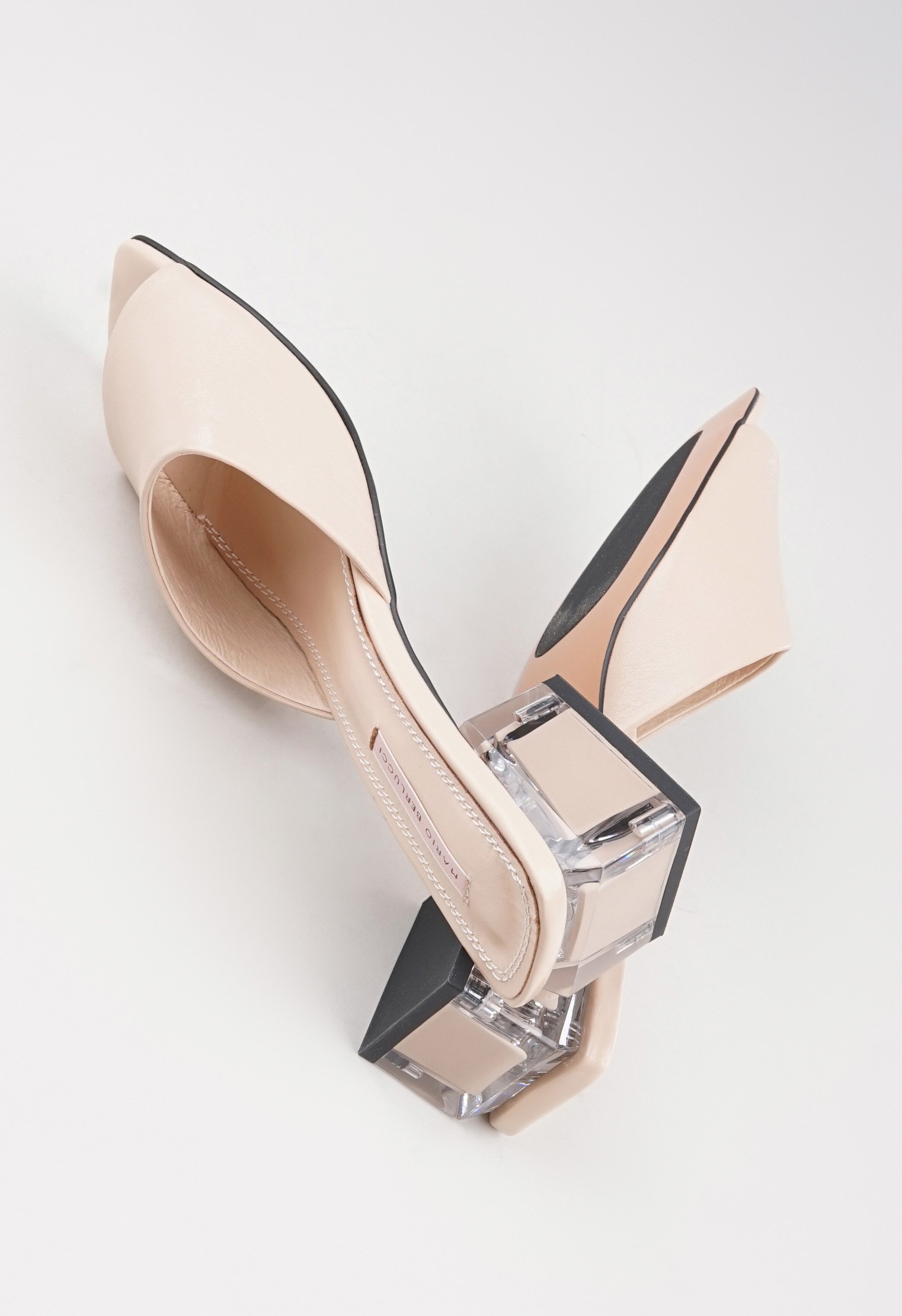 Босоножки на низком каблуке Mario Berlucci Босоножки на низком каблуке Mario Berlucci