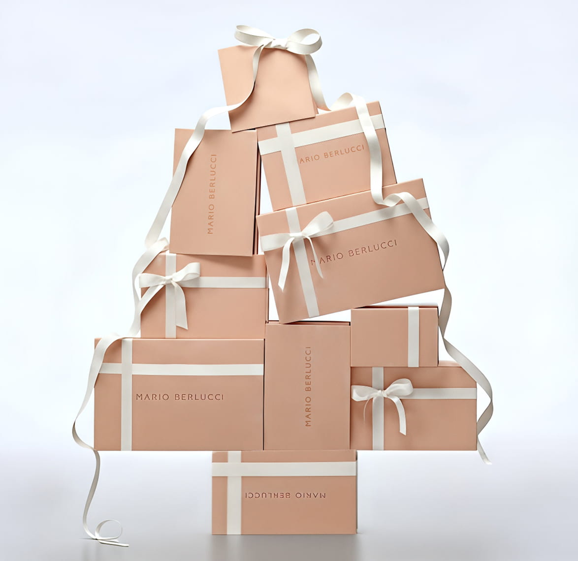 Обувь, украшения, кожа: короткий гид по подаркам для близких