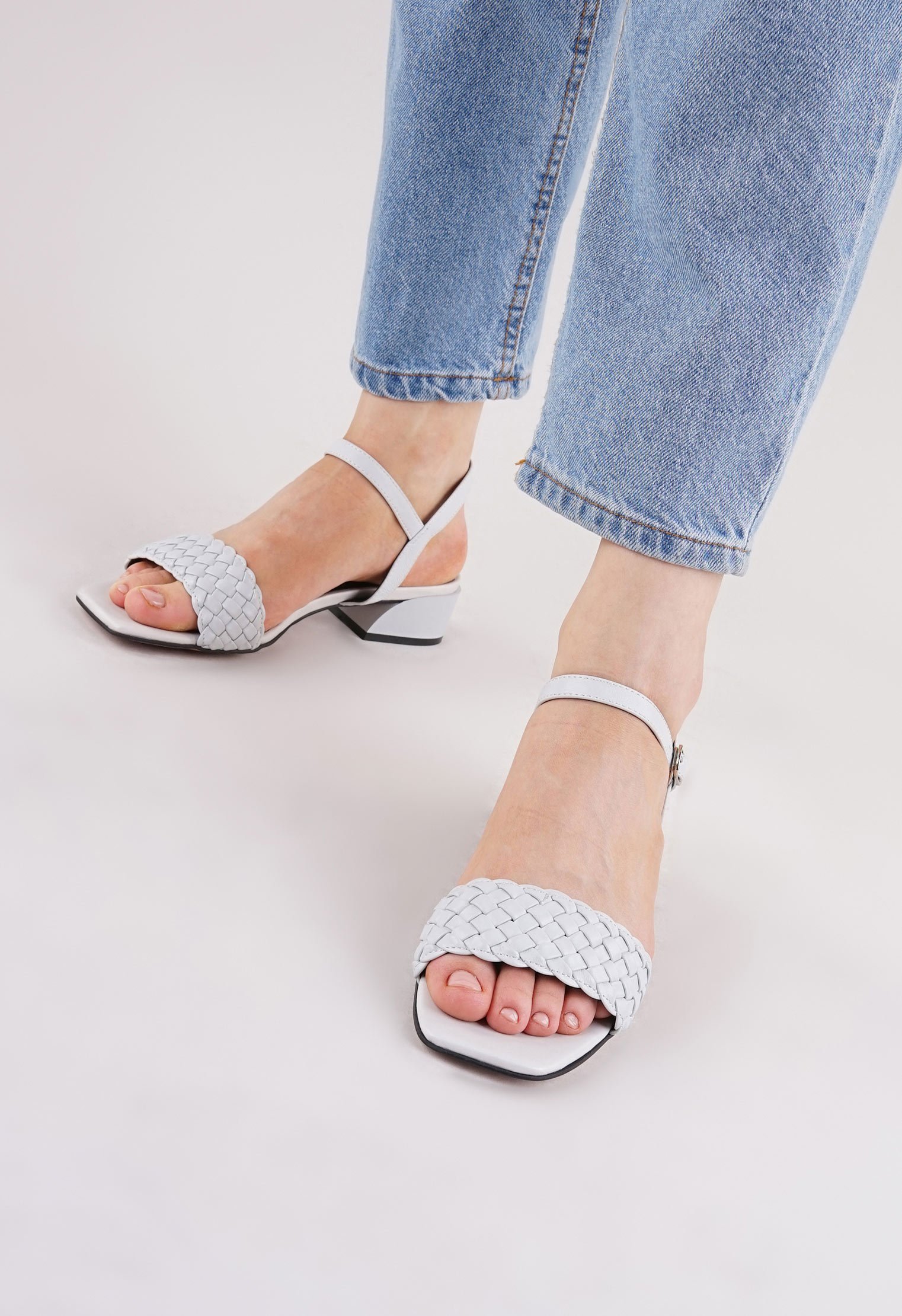 Босоножки на низком каблуке Mario Berlucci Босоножки на низком каблуке Mario Berlucci