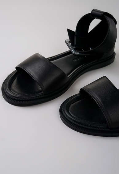 Босоножки на низком каблуке Mario Berluchi Босоножки на низком каблуке Mario Berluchi