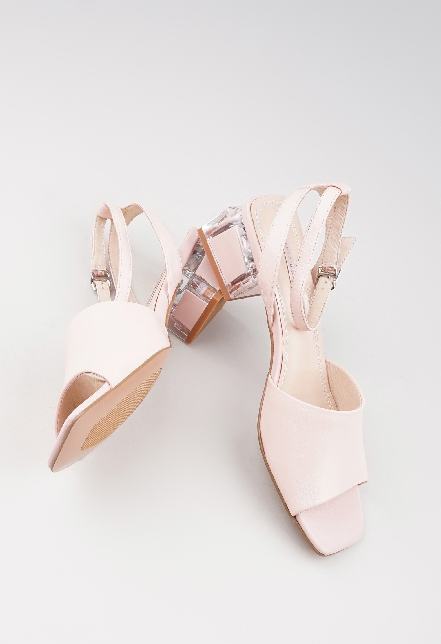 Босоножки на низком каблуке Mario Berlucci Босоножки на низком каблуке Mario Berlucci