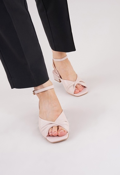 Босоножки на низком каблуке Mario Berlucci Босоножки на низком каблуке Mario Berlucci