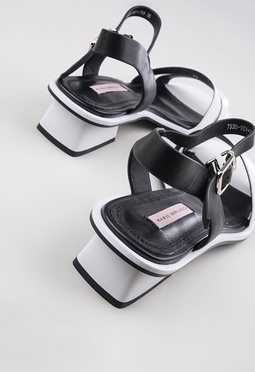 Босоножки на низком каблуке Mario Berlucci Босоножки на низком каблуке Mario Berlucci