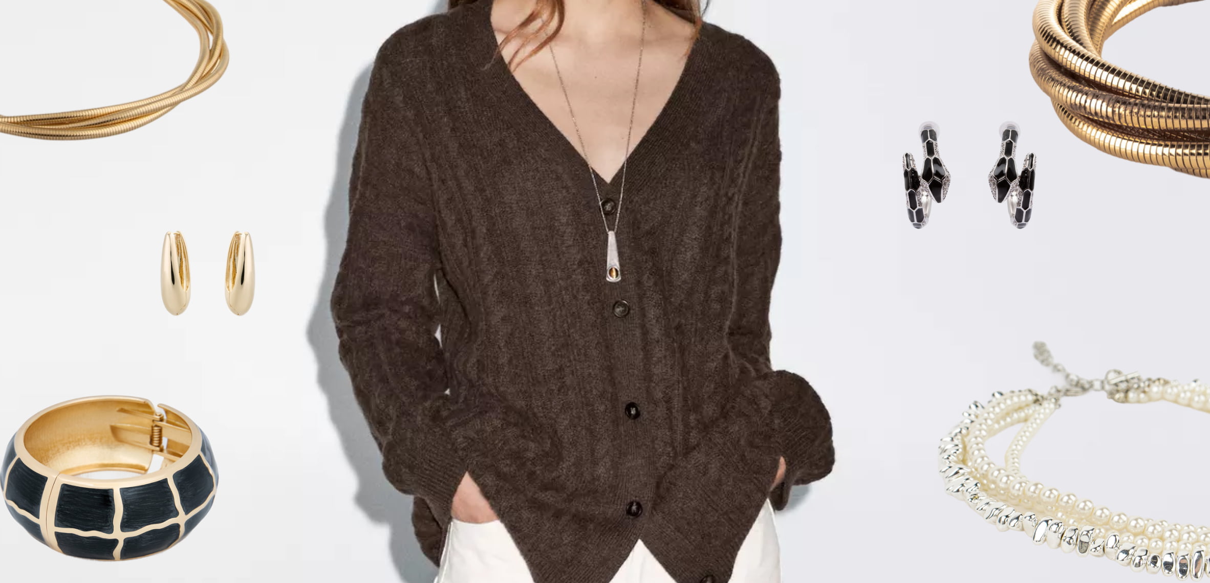 Украшения и объёмный трикотаж: как носить серьги, колье и броши