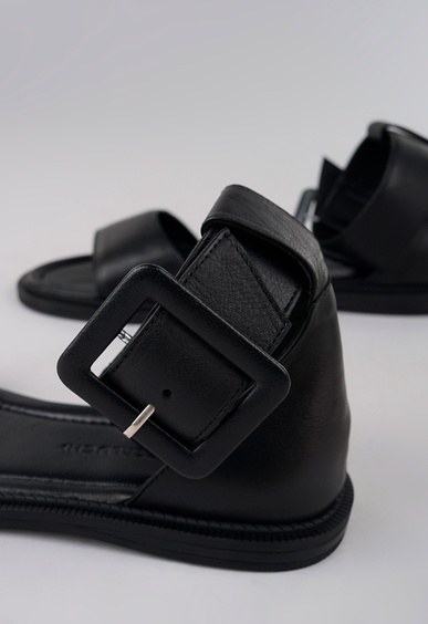 Босоножки на низком каблуке Mario Berluchi Босоножки на низком каблуке Mario Berluchi