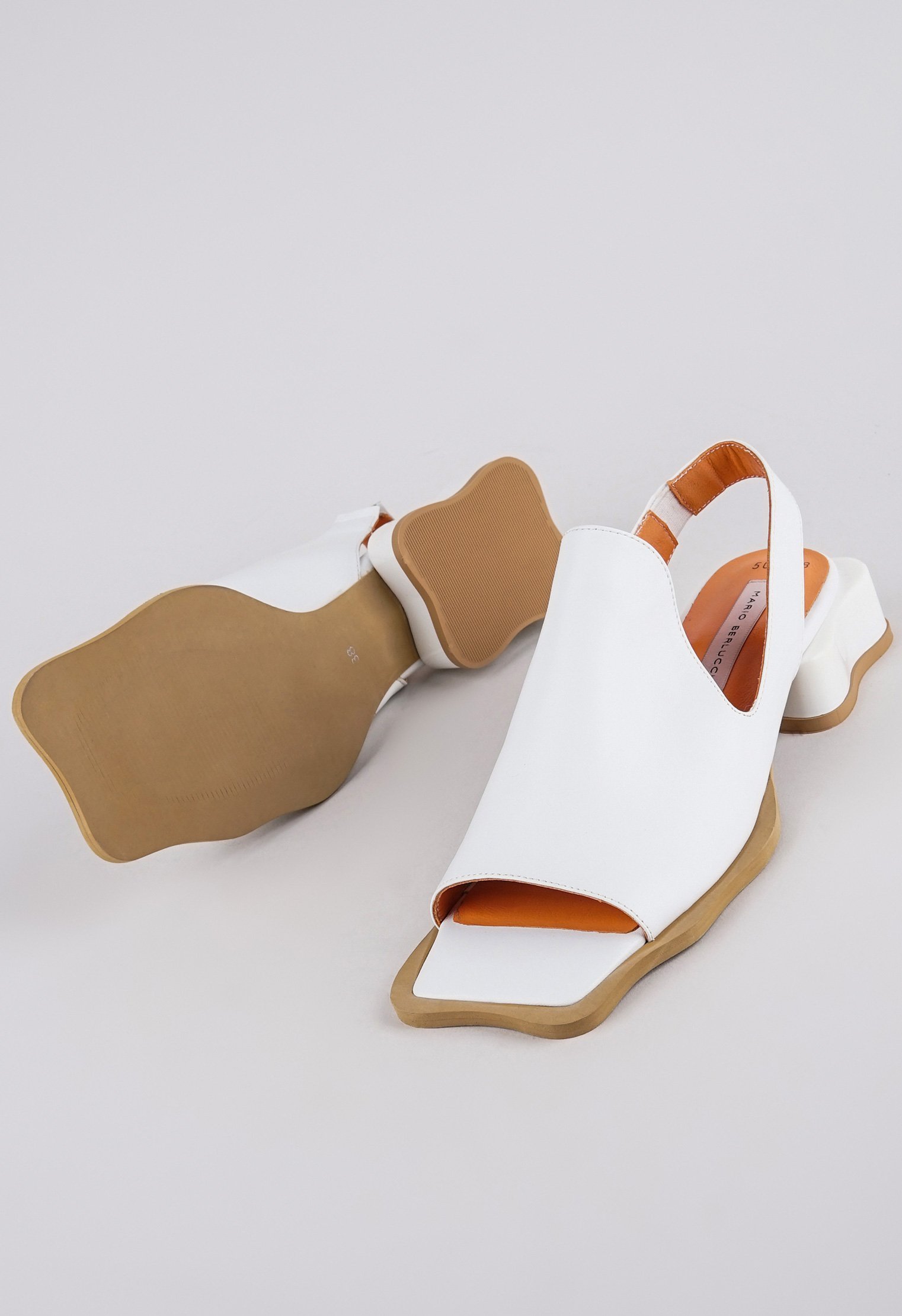 Босоножки на низком каблуке Mario Berlucci Босоножки на низком каблуке Mario Berlucci