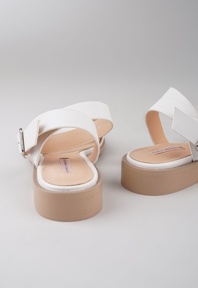 Босоножки на низком каблуке Mario Berlucci Босоножки на низком каблуке Mario Berlucci