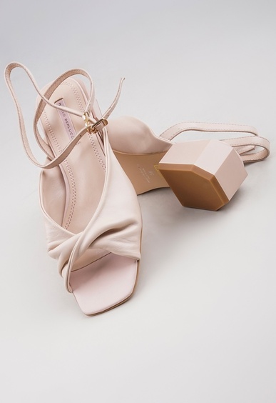 Босоножки на низком каблуке Mario Berlucci Босоножки на низком каблуке Mario Berlucci