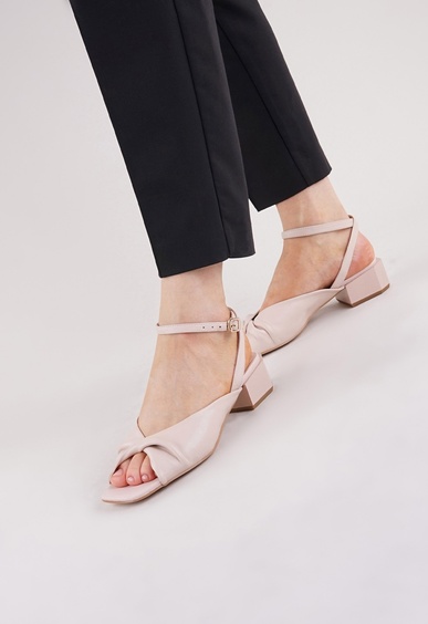 Босоножки на низком каблуке Mario Berlucci Босоножки на низком каблуке Mario Berlucci