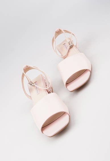 Босоножки на низком каблуке Mario Berlucci Босоножки на низком каблуке Mario Berlucci