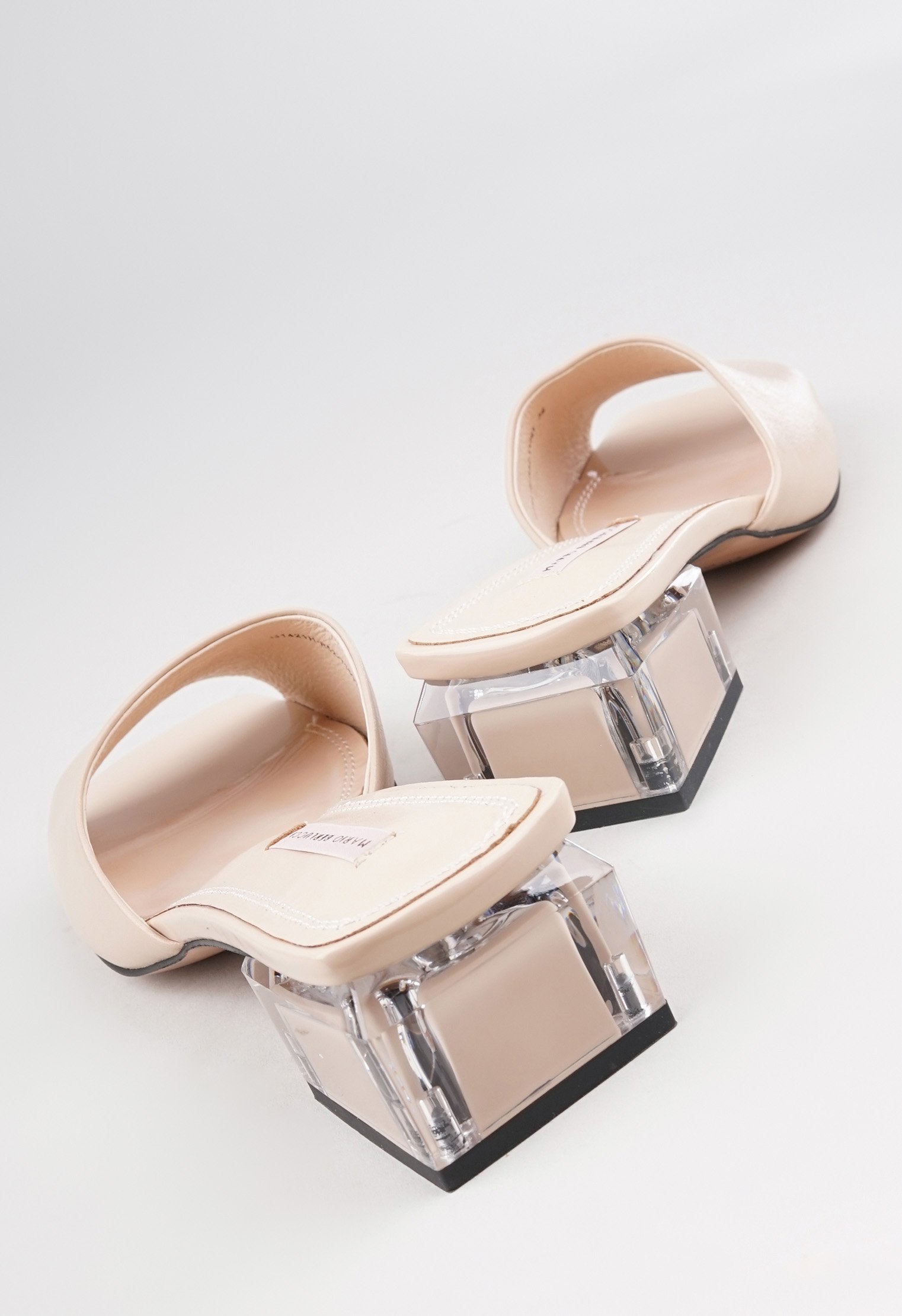 Босоножки на низком каблуке Mario Berlucci Босоножки на низком каблуке Mario Berlucci