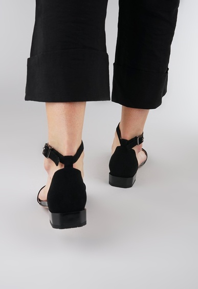 Босоножки на низком каблуке Mario Berlucci Босоножки на низком каблуке Mario Berlucci