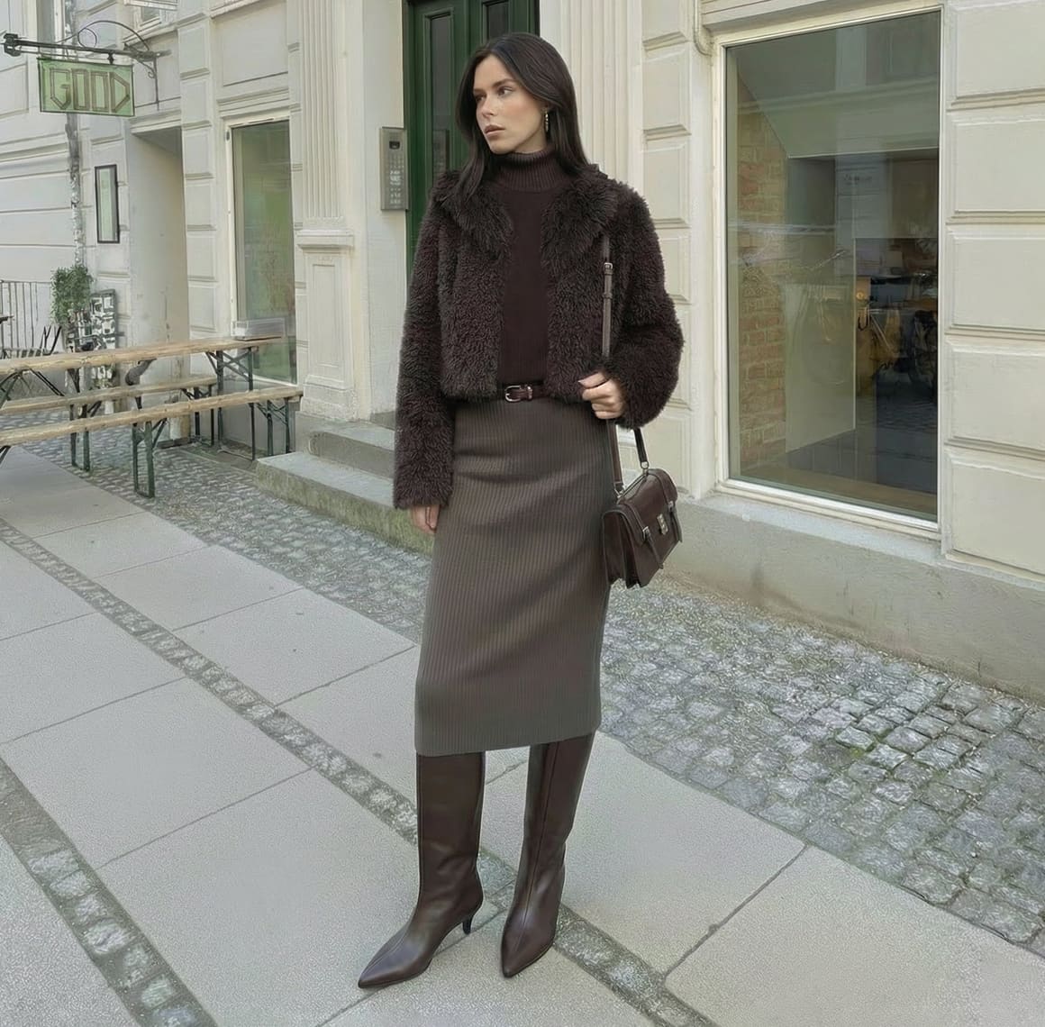 Тёмные оттенки делают образ глубже и “дороже” (баннер)